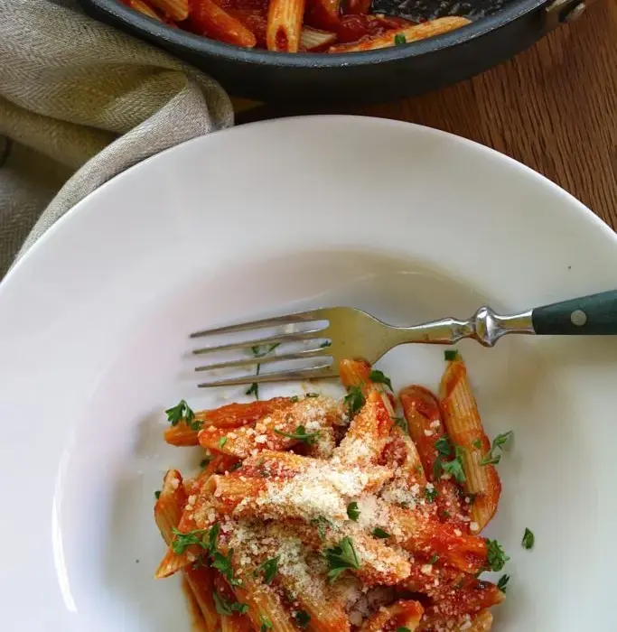Penne all'arrabbiata: prosty przepis, historia i sekrety idealnego dania