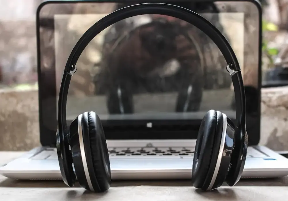 Czy w samolocie można korzystać z Bluetooth? Zaskakujące zasady podróży