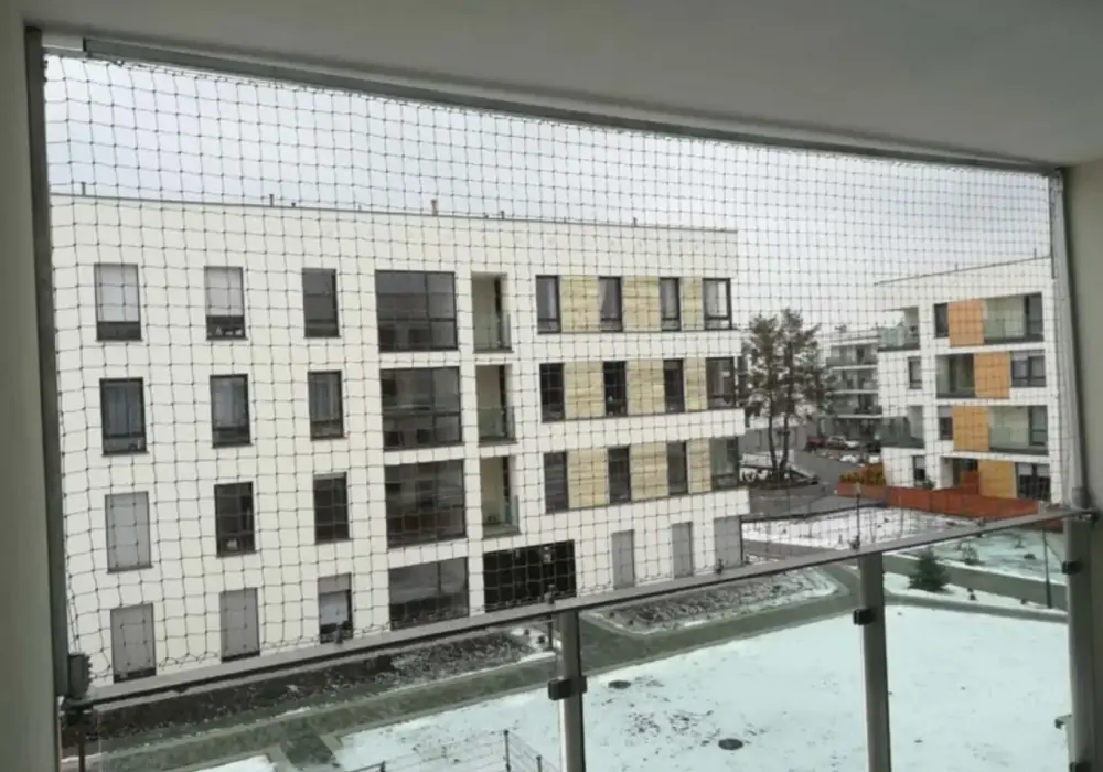 Czy montaż siatki na balkonie wymaga zgody wspólnoty? Sprawdź zasady