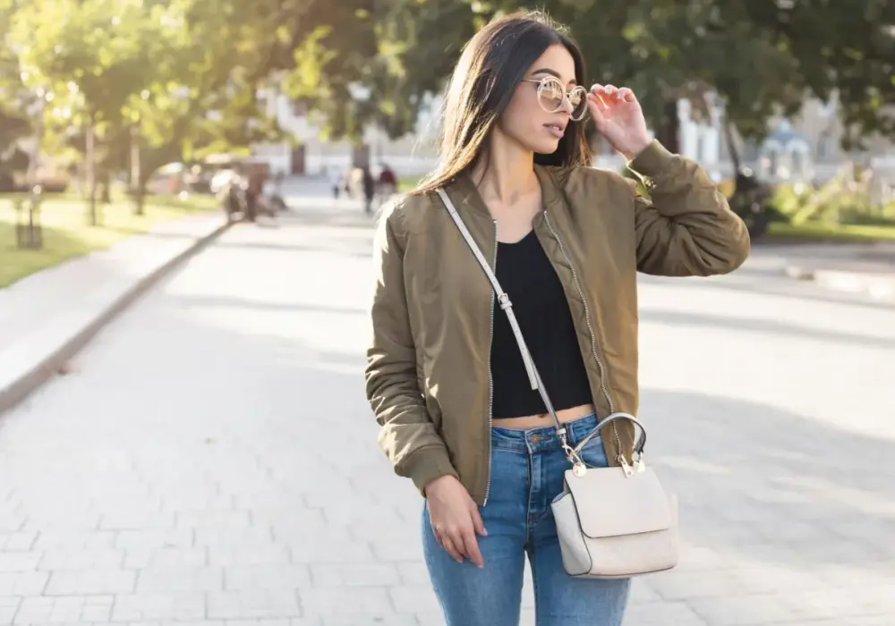 Stylizacje z kurtką khaki: 5 odważnych pomysłów na każdy dzień
