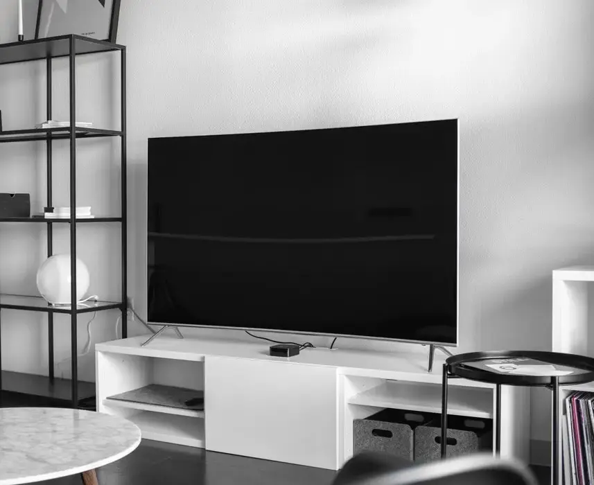 Małe mieszkanie? Idealny telewizor, który nie zabierze cennego miejsca w salonie