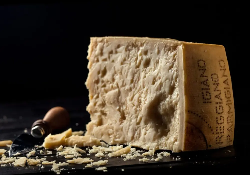 Skąd pochodzi ser parmezan? Odkryj jego fascynującą historię