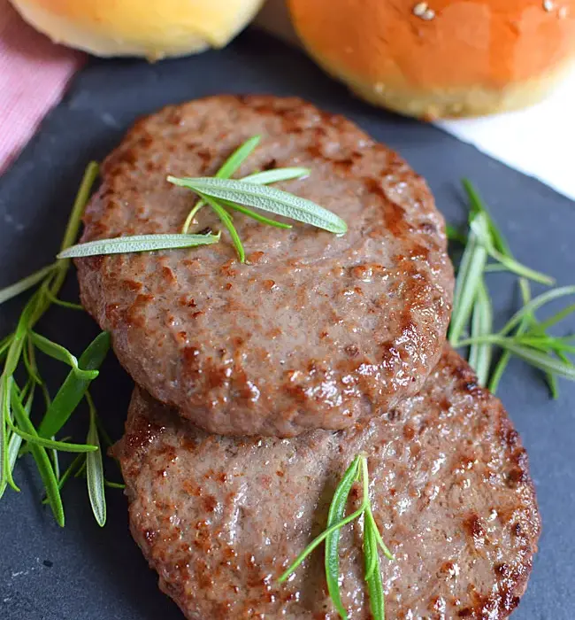 Jak smażyć burgery wołowe na patelni, by były soczyste i idealnie przypieczone