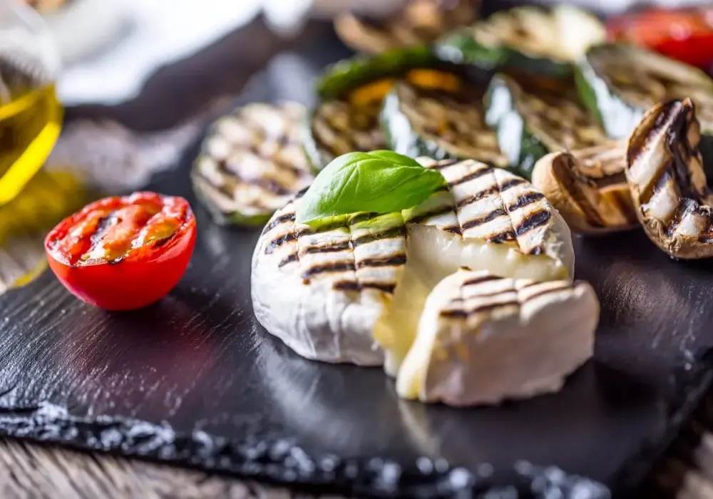 Jak zrobić camembert na grillu - prosta receptura, która zachwyci smakiem