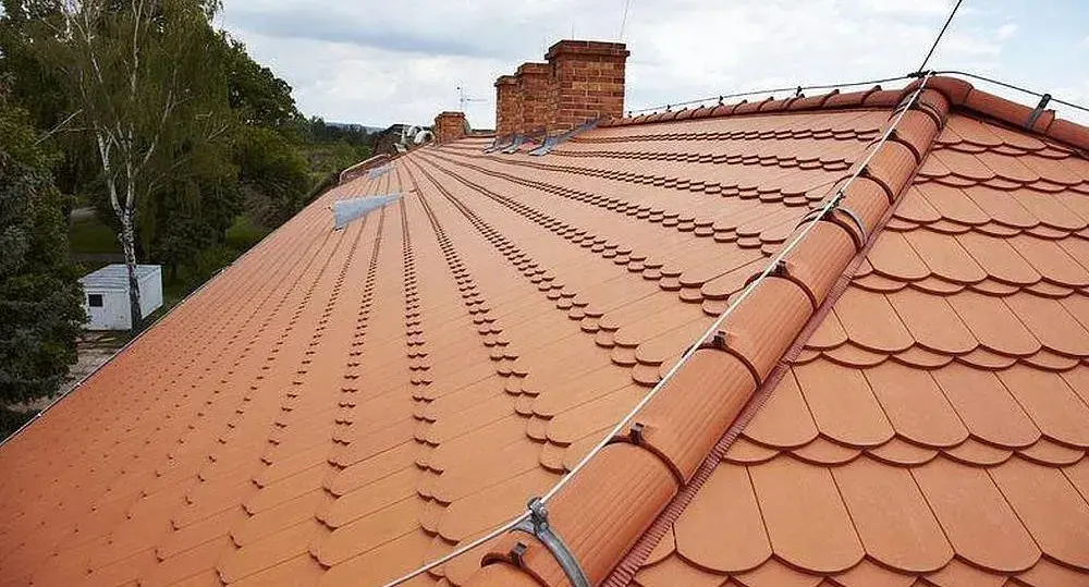 Ile waży jedna dachówka ceramiczna? Kluczowe informacje dla budownictwa.