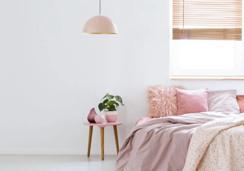 Jak ustawić łóżko w sypialni? Feng shui i kierunki świata