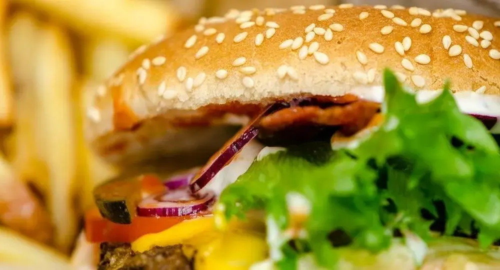 Ile kalorii ma burger wołowy z frytkami? Poznaj szokujące liczby!