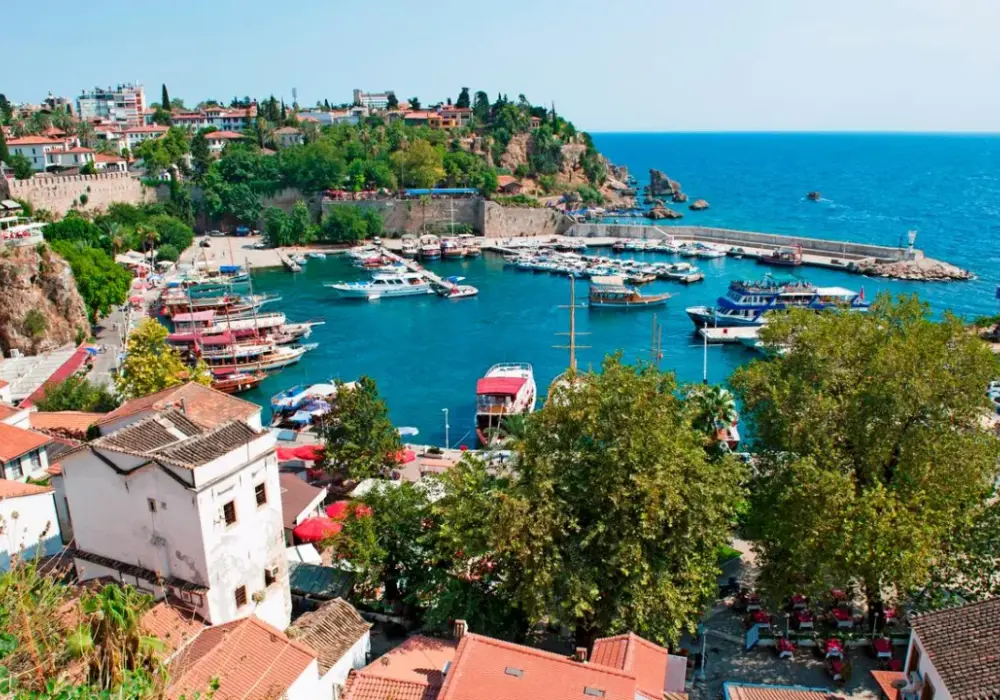 Ile trwa lot z Poznania do Turcji Antalya: szczegółowy rozkład godzin