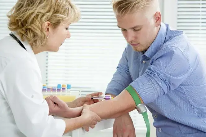 Badanie estrogenu u mężczyzn - co wykryje i kiedy warto je wykonać