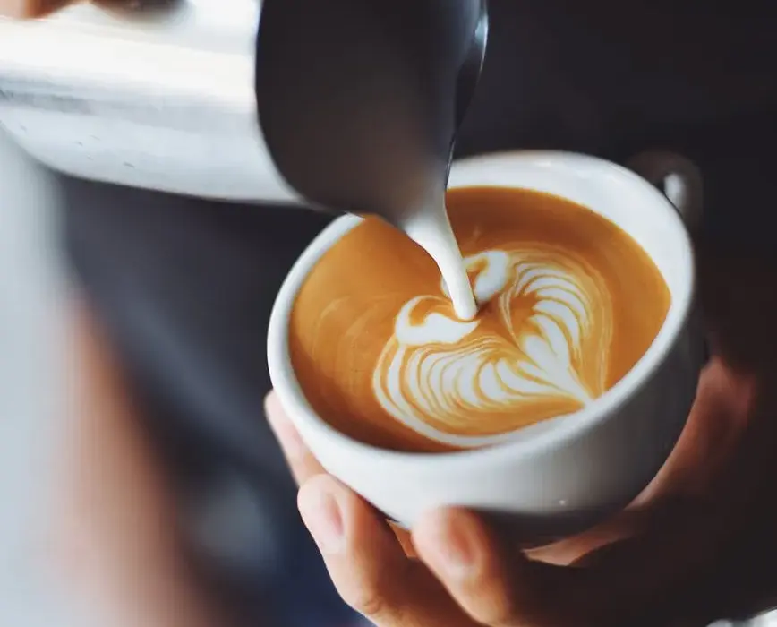Flat white – skąd pochodzi, jak smakuje i jak je zrobić?