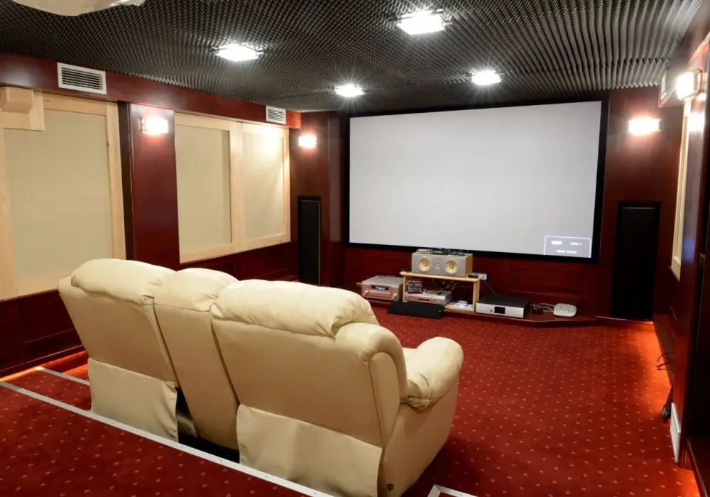 Jak zrobić kino w domu: 10 kroków do idealnej sali kinowej