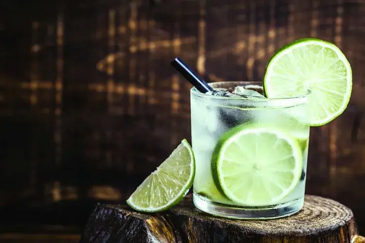 Jak przygotować idealną caipirinha - przepis i ciekawostki o koktajlu