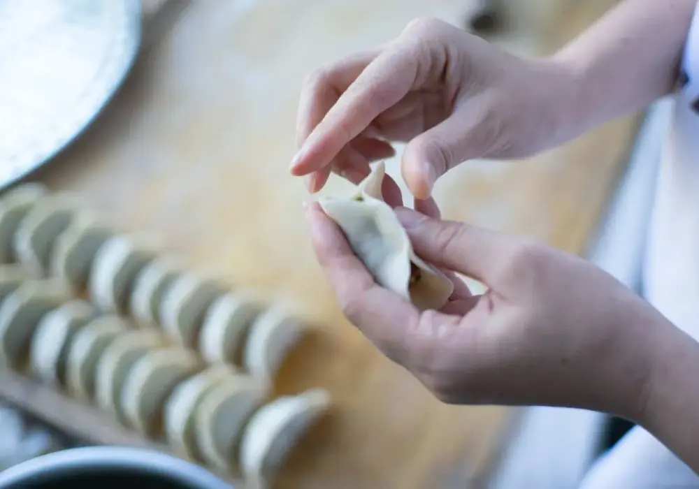 Jak gotować pierogi mrożone z truskawkami: proste sposoby na smakowite danie
