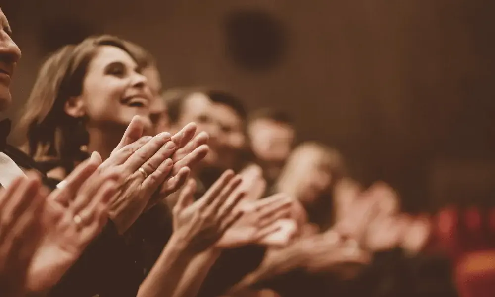 Jak się ubrać do teatru na kabaret, aby czuć się komfortowo i elegancko