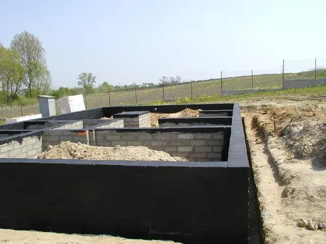Jak wybrać odpowiednią masę bitumiczną na fundamenty - najważniejsze czynniki, rodzaje i aplikacja