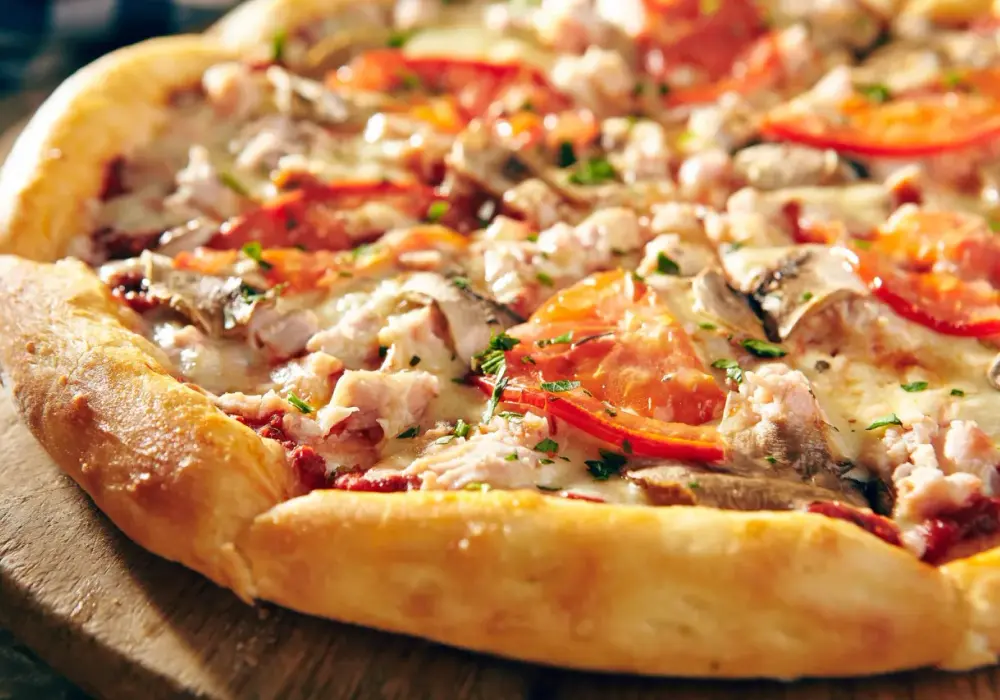 Pyszne ciasto do pizzy z mlekiem i jajkiem – idealne na każdą okazję