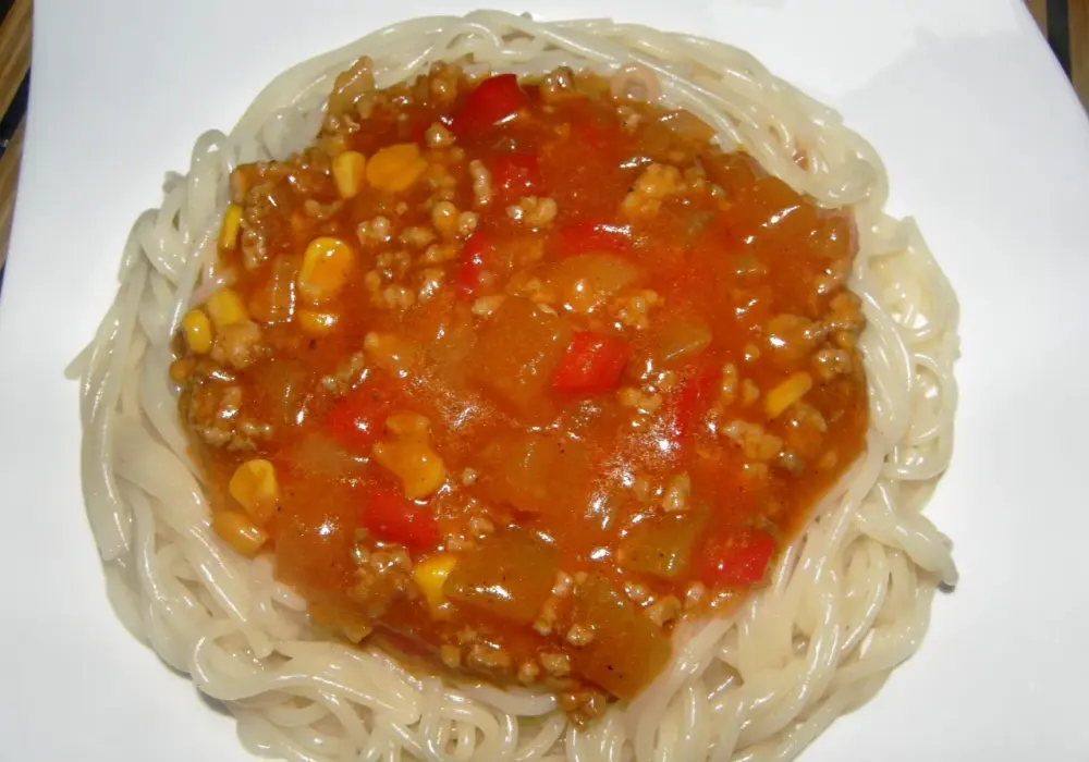 Spaghetti z sosem słodko kwaśnym – łatwy przepis na pyszne danie