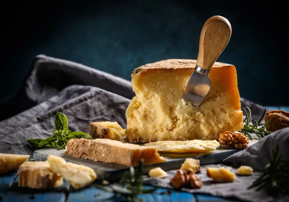 Parmezan z jakiego mleka? Odkryj sekrety jego produkcji