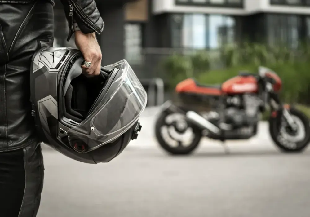 Bezpieczna jazda: jak dobrać kask i oświetlenie do motocykla