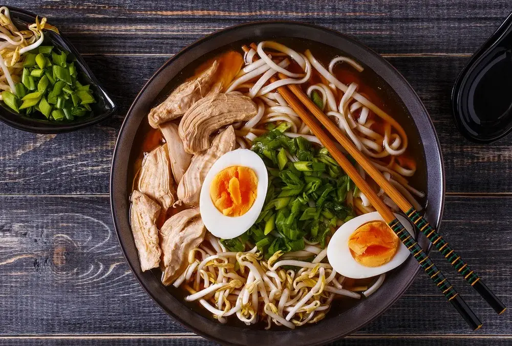 Prosty przepis na ramen z rosołu – szybki i smaczny posiłek w kilka minut