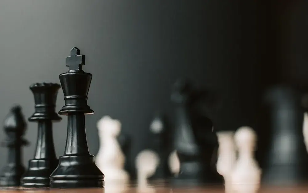 Kto zostaje arcymistrzem szachowym? To wymagania i prestiż tytułu