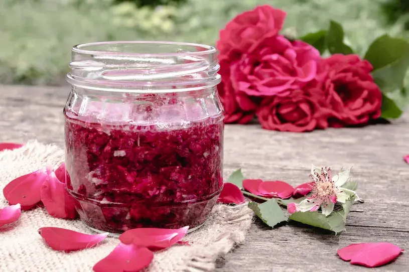 Domowa herbata z płatków róży: Prosty sposób na aromatyczny napój zdrowia