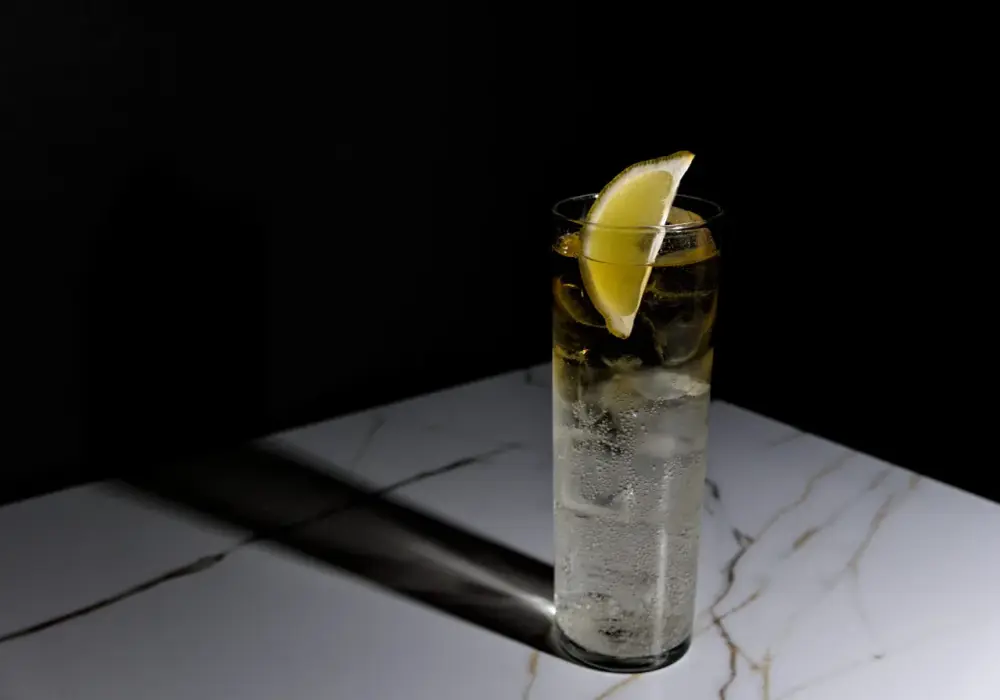 Najlepsze przepisy na drinki highball, które zachwycą Twoich gości
