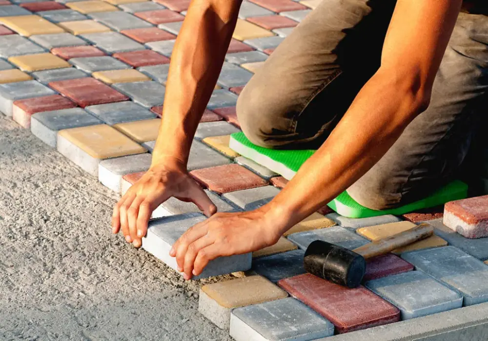 Jak skutecznie przykleić kostkę brukową do betonu bez problemów