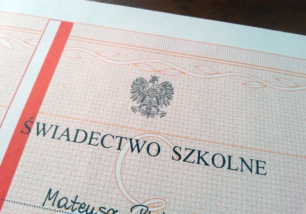 Kto podpisuje duplikat świadectwa? Poznaj ważne zasady