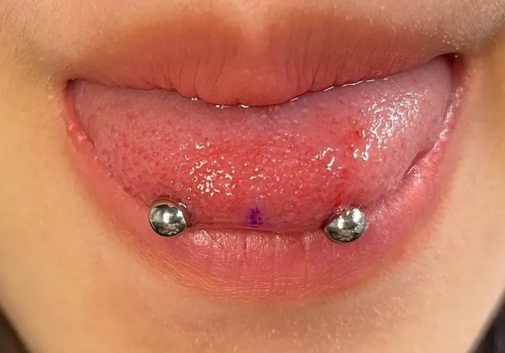 Czym jest snake eye piercing? Ryzyka, pielęgnacja i alternatywy dla tego kolczyka