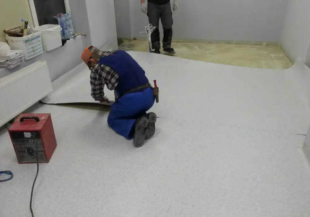 Profesjonalne układanie kostki podłogowej krok po kroku. Uniknij kosztownych błędów!