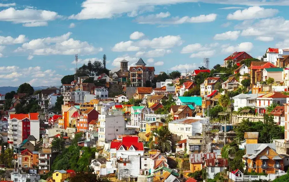 Ile Naprawdę Kosztuje Lot na Madagaskar z Polski? Sprawdź Ceny i Najlepsze Trasy