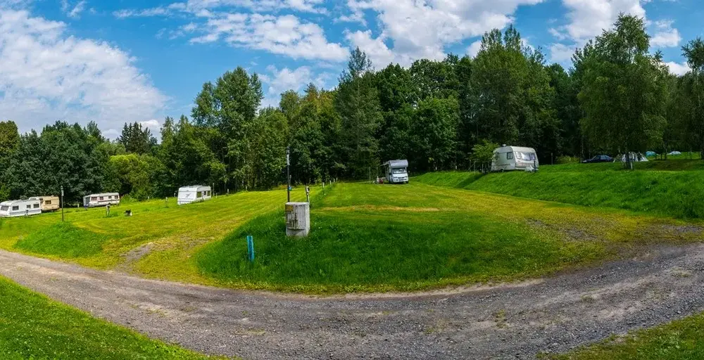Najlepsze pole namiotowe nad jeziorem Dolny Śląsk z atrakcjami dla rodzin