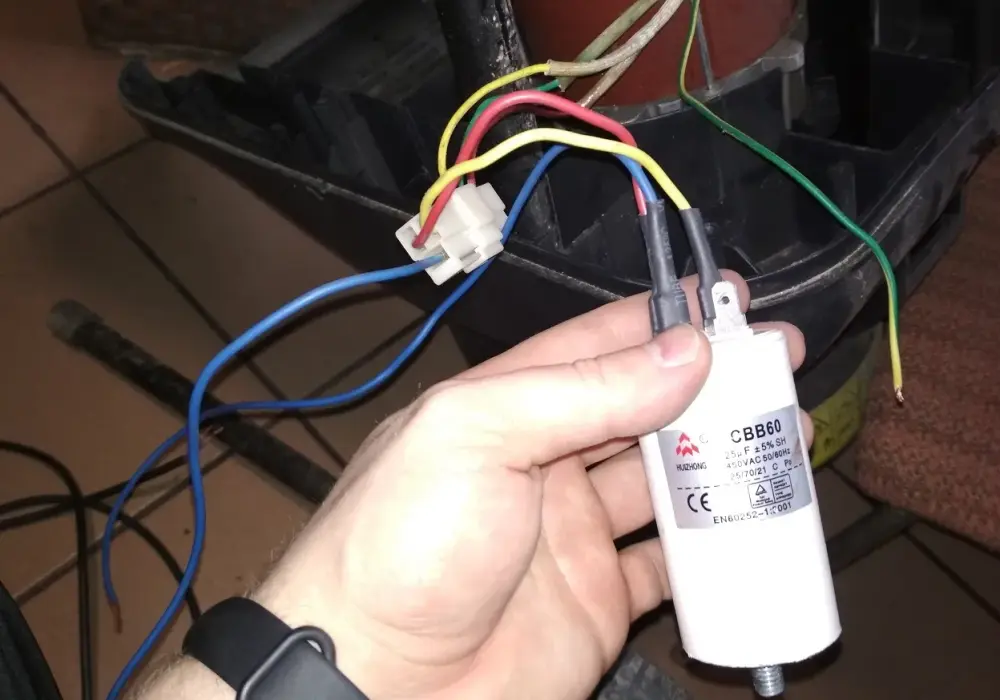 Jak bezpiecznie podłączyć kondensator 4 wyjścia krok po kroku