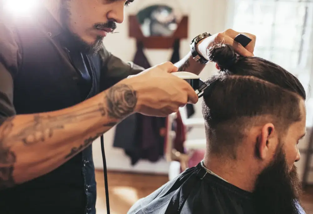 Kto to jest barber i dlaczego warto skorzystać z jego usług?