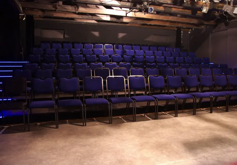 Teatr Współczesny: Odkryj tajemnice Sceny w Baraku w Warszawie