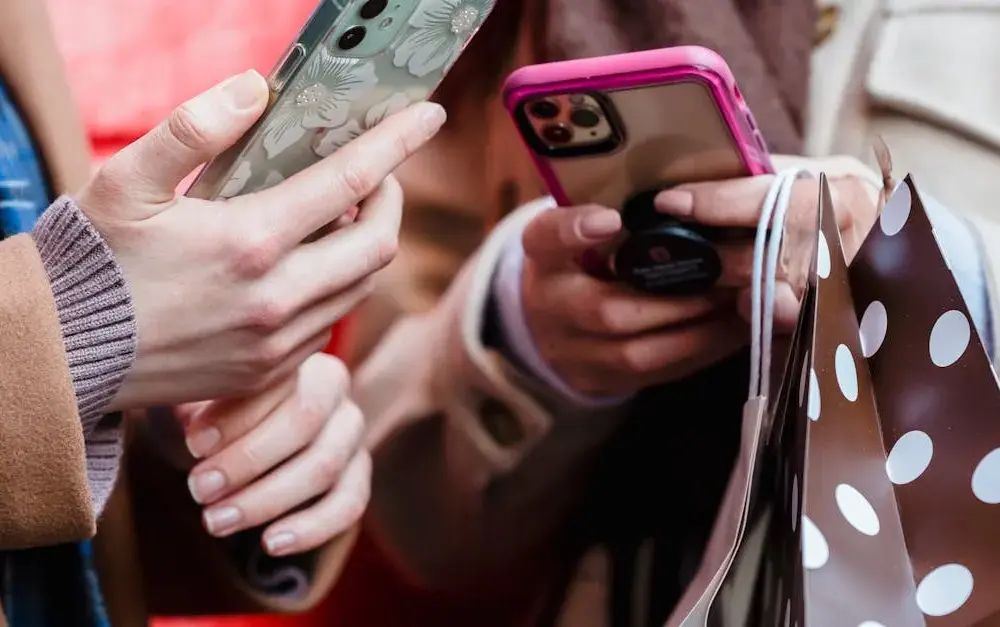 Jak poznać dziewczynę przez internet? Oto 9 metod, które działają!