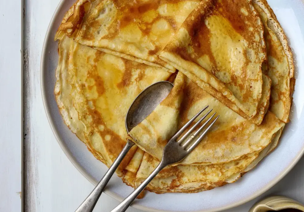 Jak zrobić idealne crêpes: przepisy na słodkie i wytrawne nadzienia