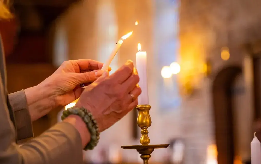 Jak kult Matki Bożej Miłosierdzia zmienia życie wierzących? Analiza
