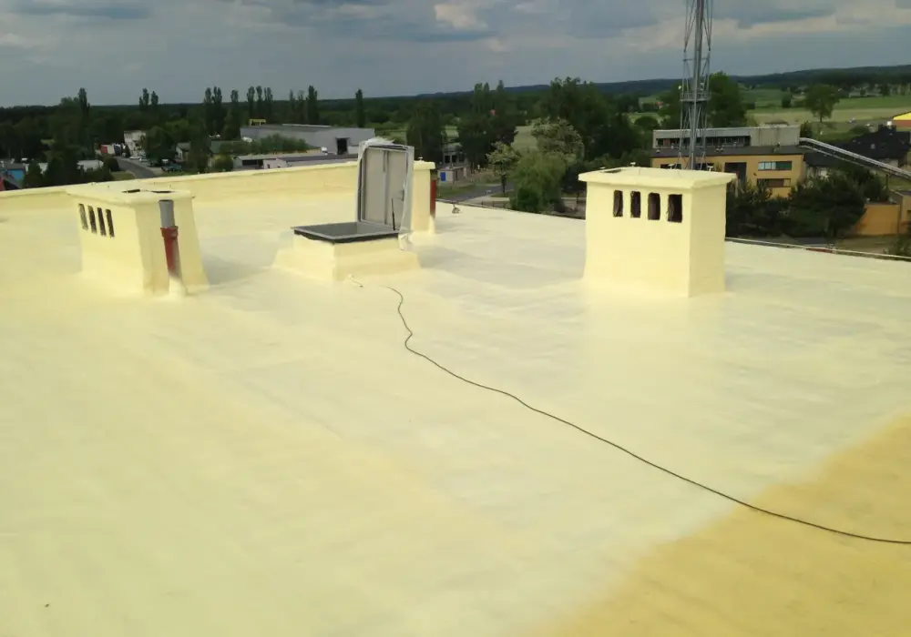 Jak skutecznie zabezpieczyć strop przed deszczem: 5 sprawdzonych metod