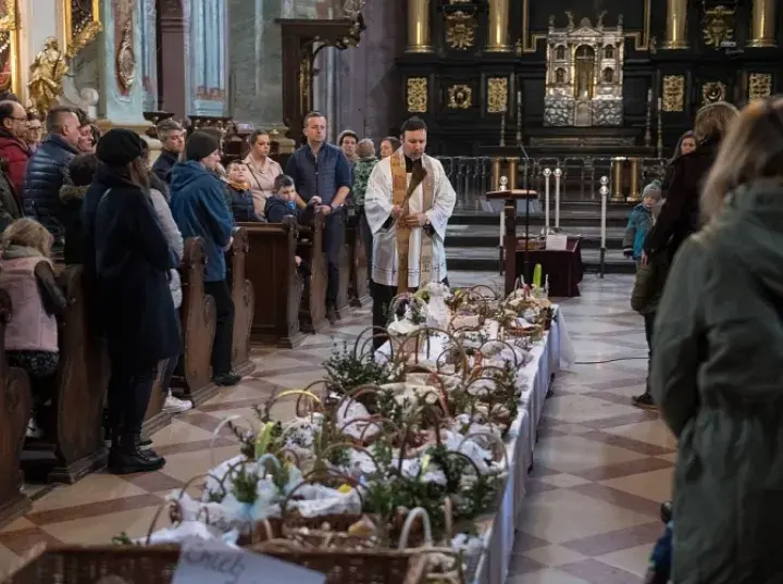 Kiedy odbywa się święcenie wody w kościele? Kluczowe daty i znaczenie