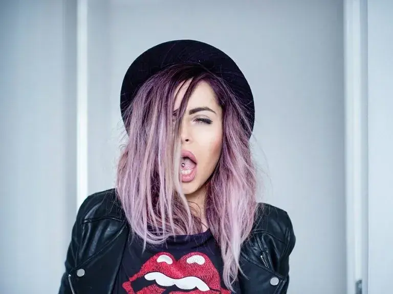 Rockowe stylizacje damskie: jak stworzyć wyjątkowy look i wyróżnić się