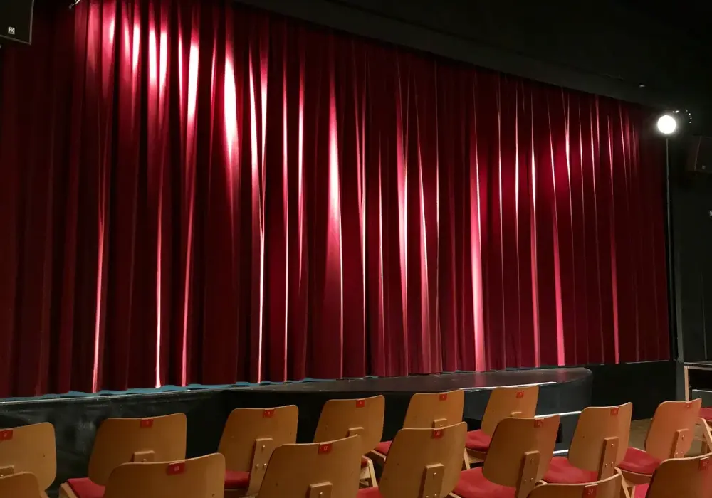 Rola nowoczesnych technologii w wyposażeniu sal teatralnych i widowiskowych