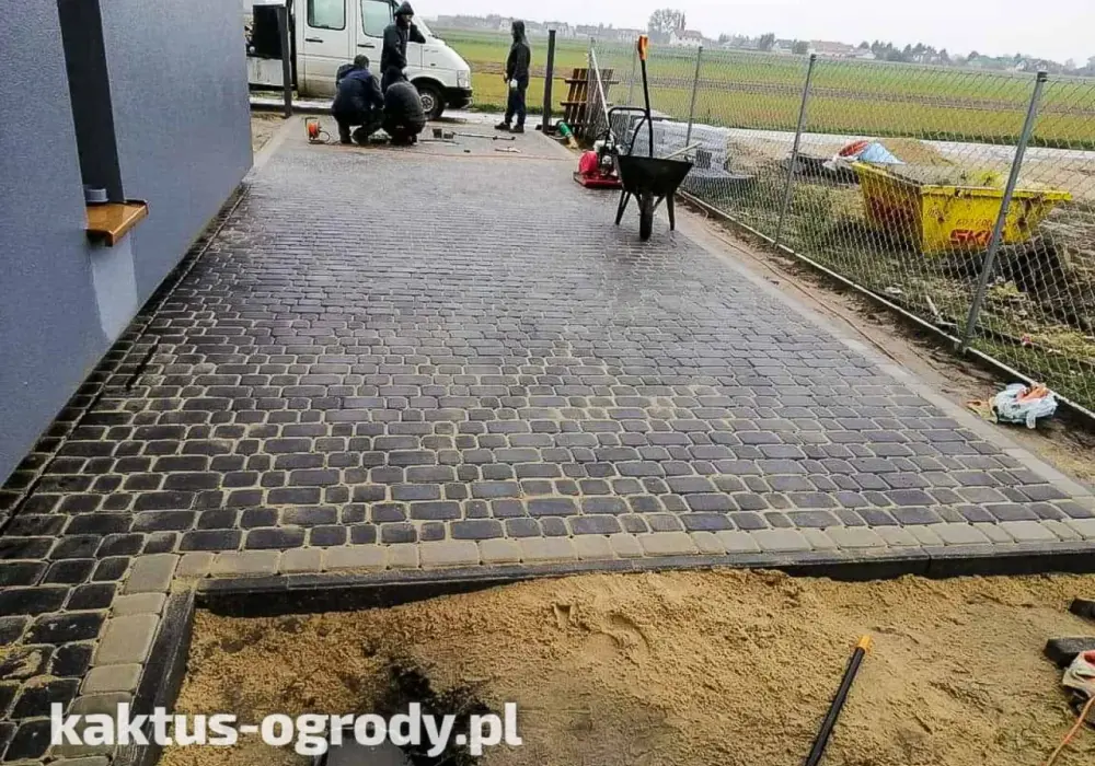 Ile kosztuje ułożenie kostki brukowej z materiałem? Sprawdź ceny!