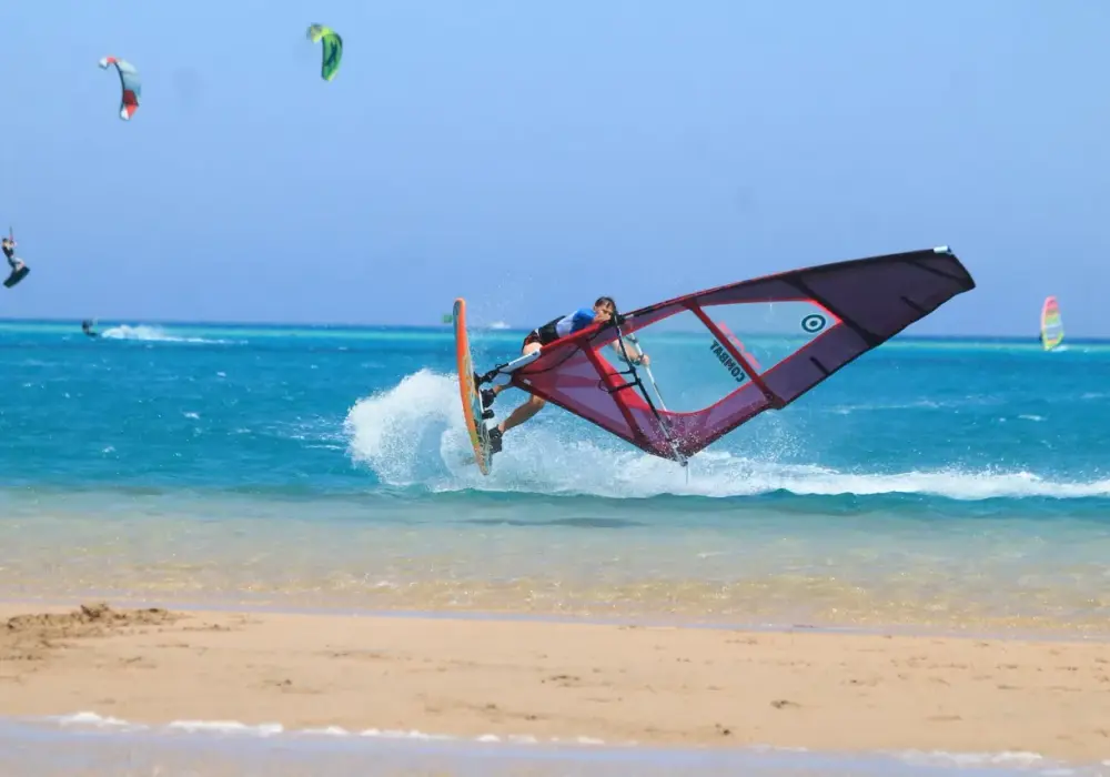 Gdzie na windsurfing zimą? Odkryj najlepsze miejsca z idealnymi warunkami