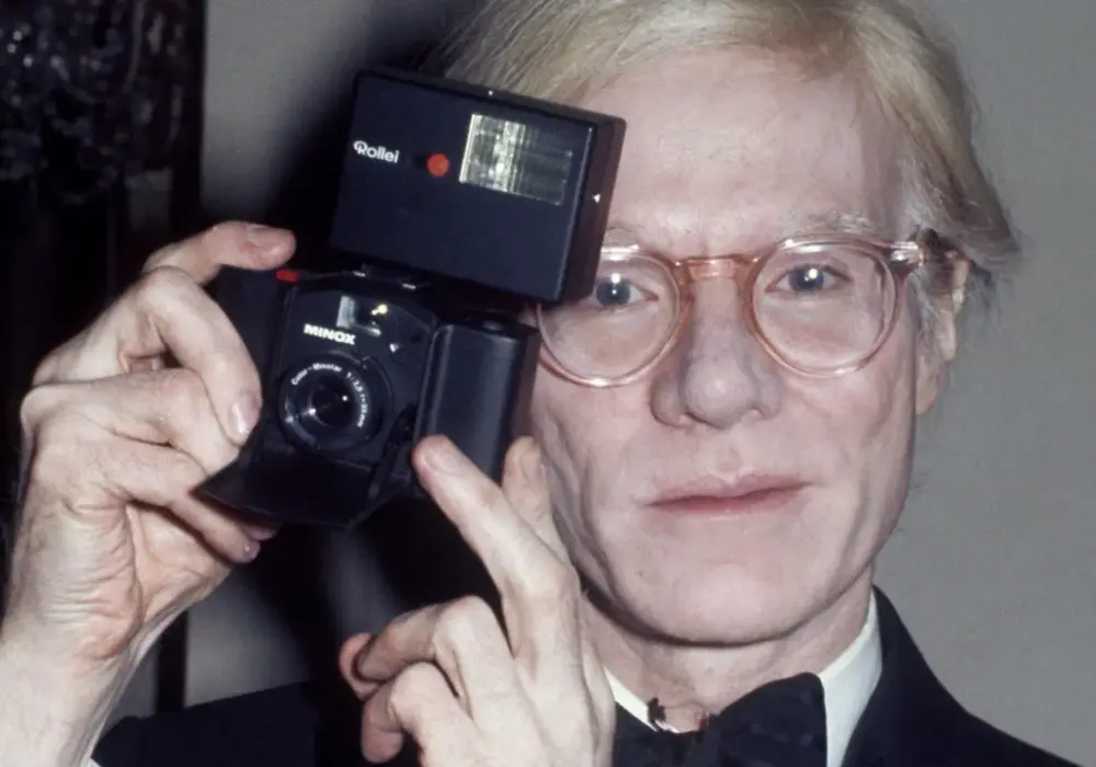 Andy Warhol biografia: życie artysty, który zmienił świat sztuki