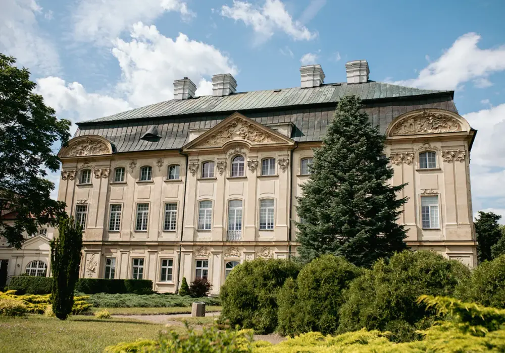 Pałac w ciążeniu: odkryj jego fascynującą historię i architekturę