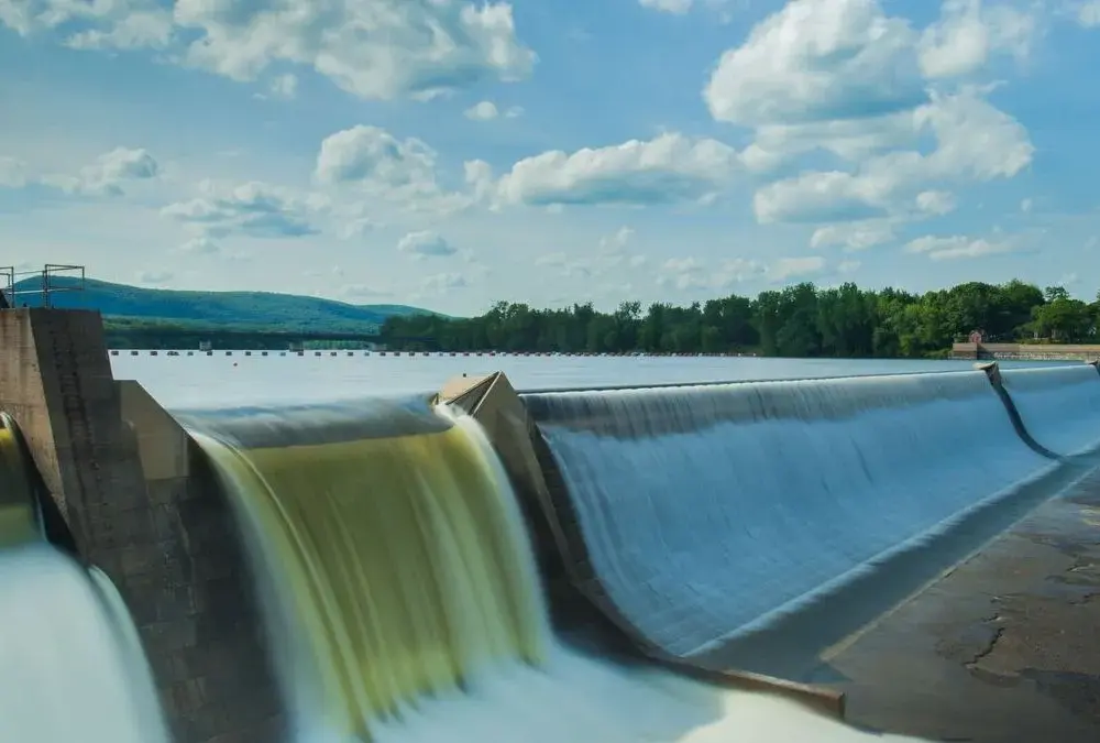 Jak pewna elektrownia wodna wykorzystuje energię potencjalną w praktyce