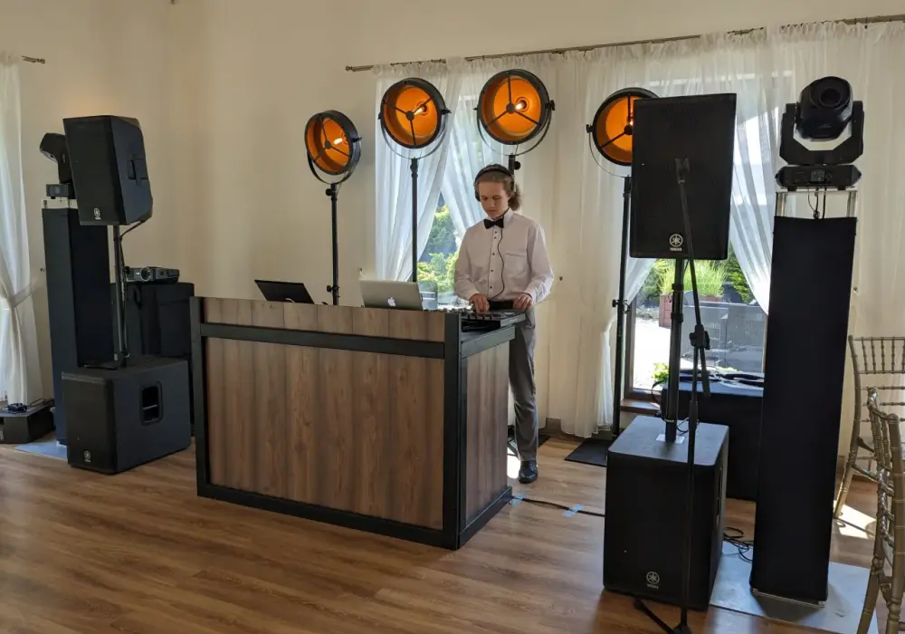 DJ czy zespół na wesele: które rozwiązanie zapewni najlepszą zabawę?