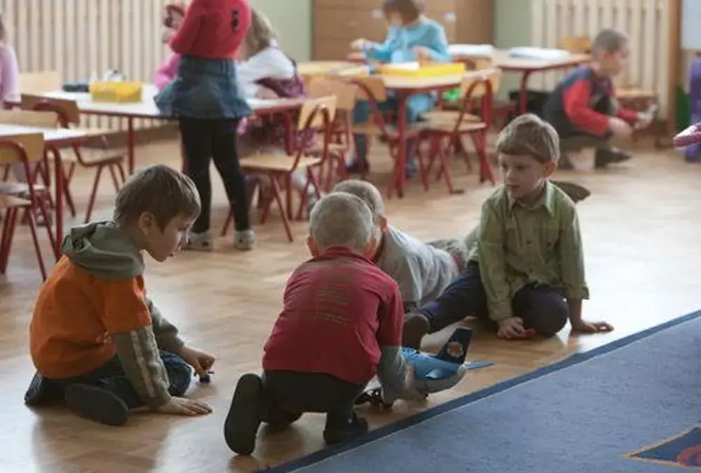 Czy przedszkolak to uczeń? Zrozum różnice w edukacji dzieci